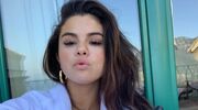 selena gomez plaatst foto met diepe decolate