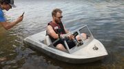 Man bouwt geniale micro jet boat en scheurt vol gas over het water