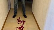 Vrouw legt pad met rozenblaadjes door het huis, maar wat de man dan tegenkomt...