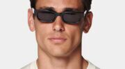 Mannelijk model met een zonnebril van SuitSupply