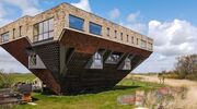 Illustratie voor: Vreemdste woning op Funda? Dit omgekeerde huis in Workum staat nu te koop