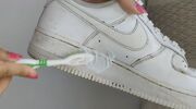 hoe witte sneakers schoonmaken huishoudmiddeltjes