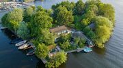 Op Funda staat een privé-eiland midden in de drukte van de Randstad te koop