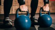 Een man die met kettlebells aan het trainen is