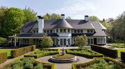 Illustratie voor: Voormalig landhuis van Dennis Bergkamp staat voor € 18 miljoen (!) te koop op Funda