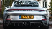 Een auto van Porsche, geparkeerd in Amsterdam, waar iemand veel wegenbelasting betaalt