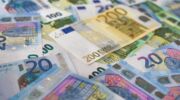 Een hele hoop briefjes geld (mogelijk voor thuiswerkvergoeding)