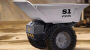 De S1 Vision zelfrijdende vrachtwagen poseert voor de foto
