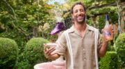 Daniel Ricciardo poseren voor een 'shoei-fontein' met zijn nieuwe Daniel Ricciardo 3 Wijn: Enchante Rose