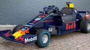 Het vooraanzicht van de Red Bull Formule 1-kart van Max Verstappen