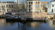 Een woonboot gelegen in Leeuwarden (die te koop staat op Funda)