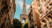 Franse straten en de Eiffeltoren, bezienswaardigheden tijdens een vakantie in Frankrijk