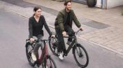 Man en vrouw aan het fietsen op de nieuwe Crivit Urban E-bike 3.0 van de Lidl