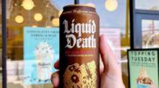 Een blikje van het bedrijf Liquid Death in de hand