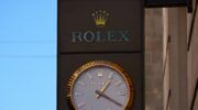 Een bord,, hangend aan Rolex-boutique