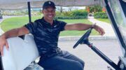 Tiger Woods in een golfkarretje, de golfer lijkt een relatie te hebben met Vanessa Trump