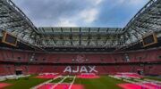 Het stadion van Ajax met het oude clublogo, welke op de geschenken staat, in de tribune