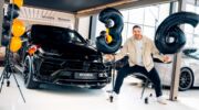 Rico Verhoeven poserend voor zijn nieuwe auto in de showroom van Roobol Exclusive Cars
