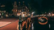Amsterdam in de nacht, iets wat tijdens een mogelijk 3 dagen durende stroomuitval er heel anders uit zou zien
