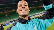 Virgil van Dijk lijkt blij met zijn contractverlenging (en zijn behoorlijke salaris)