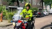 Politievlogger Jan-Willem Schut op zijn motor, alvorens de fatbike controle in Amsterdam