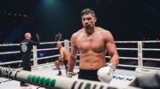 Rico Verhoeven loopt na zijn knock-out op Levi Rigters naar zijn kant van de ring