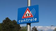 Verkeersbord dat aangeeft dat er wordt gecontroleerd op snelheid middels flitspalen