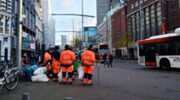 Vuilnismannen in Den Haag die zwerafval opruimen, dat onder andere afkomstig is van statiegeldzoekers