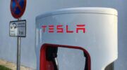 Foto van een Tesla-laadpaal in Duitsland op straat