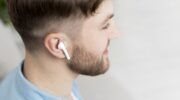 Man die draadloze oordopjes draagt zonder op de hoogte te zijn van de gevaren