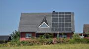 Een huis met zonnepanelen. Gunstig voor de energierekening