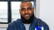 LeBron James met zijn Ken pop in de hand