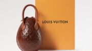 Een Louis Vuitton tas van de paascollectie in de vorm van een ei