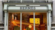 Gevel van een Hermès-vestiging, het modemerk waarvan een erfgenaam zijn geld wil weggeven aan een tuinman
