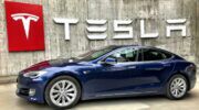 De elektrische auto Tesla in een Zwitserse fabriek