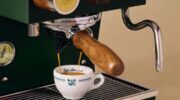 De Rolls-Royce onder koffiemachines in werking.