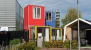 De kleurrijke Tiny Houses in Almere.