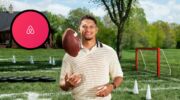 Patrick Mahomes voor de deur van een van de Airbnb Ervaringen in 2025