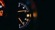 Een benzine-meter die aan geeft dat de tank bijna leeg is, waardoor je beter zuinig kan rijden