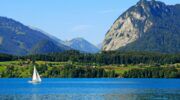 Een boot op de Thunersee in Oostenrijk, een van de schoonste landen ter wereld