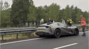 Gecrashte Ferrari 812 GTS op de A2, waarbij de schade zichtbaar is