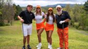 John Daly samen met zijn zoon en Hooters-serveesters op de golfbaan