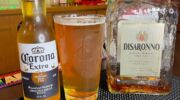 Een flesje Corona en een fles Disaronno