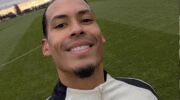 Selfie van Virgil van Dijk (die deze week geschilderd is op een muurschildering)