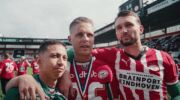 Een aantal PSV-spelers vieren het kampioenschap