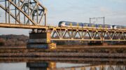 Eerste klasse verdwijnt in deze Sprinter die over brug rijdt in Nederland.