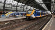 Een trein staat klaar op Amsterdam Centraal