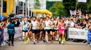 Deelnemers rennen de Utrecht Marathon in 2024 zonder tijdslimiet.