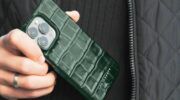 Man met een smartphone met een trendy smartphonehoesje