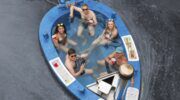 Mensen in een HotTug